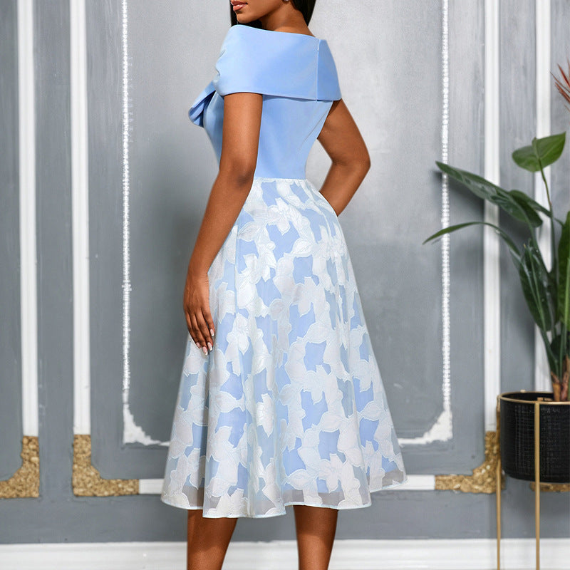 Elegantes Damen Festkleid in Hellblau, ideal als Abend- oder Partykleid mit schickem Überwurf. Knielang.