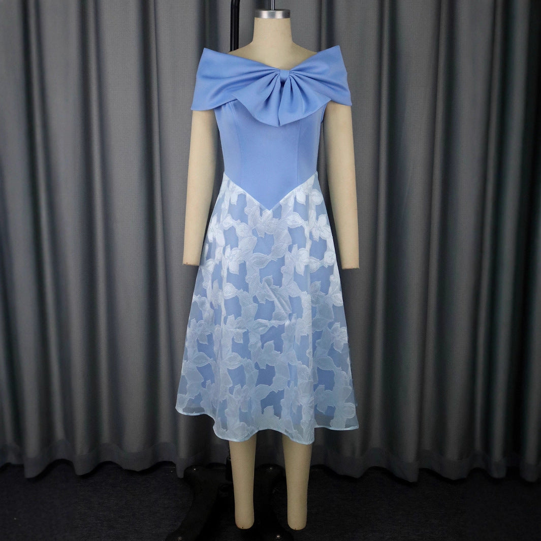 Modernes hellblaues Frauenkleid, knielang, mit fließendem Überwurf. Perfekt für festliche Anlässe und Eleganz.