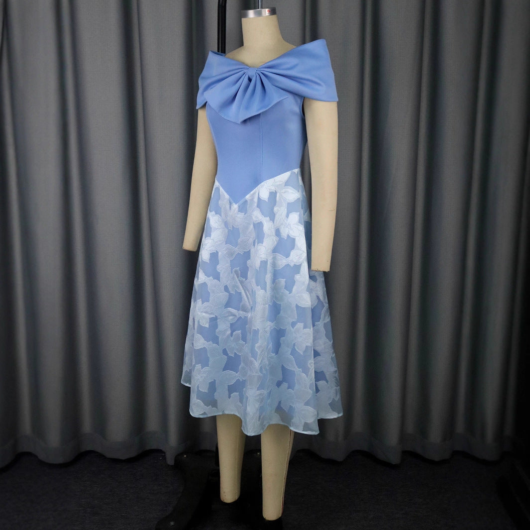 Stilvolles hellblaues Cocktailkleid für Damen. Knielang mit elegantem Überwurf, ideal für Sommerpartys.
