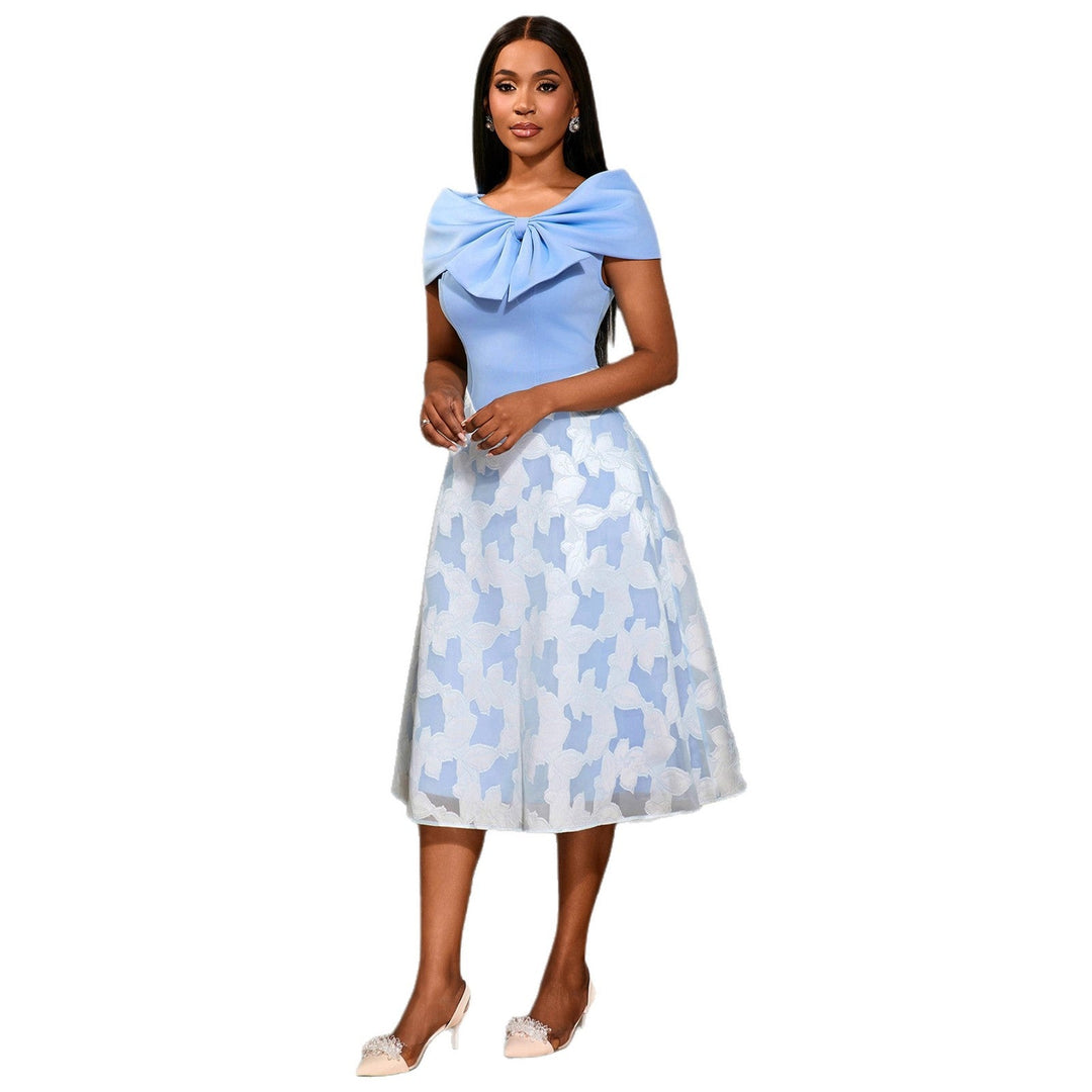 Detailansicht des raffinierten Überwurfs auf einem hellblauen, eleganten Cocktailkleid für Damen. Festlicher Look.