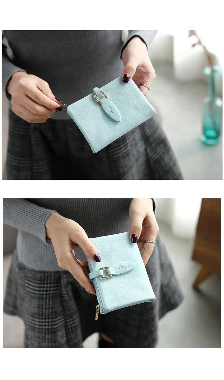 Geöffnete schwarze matte Damen Geldbörse mit Karten & Münzen. Praktische kurze Vintage Clutch.