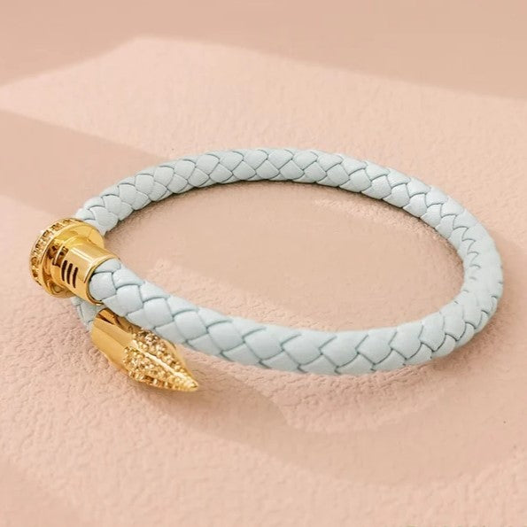 Farbenfrohes Unisex Nagel Armband im Flecht-Look. Modisches Schmuck-Accessoire mit eleganter Ausstrahlung.