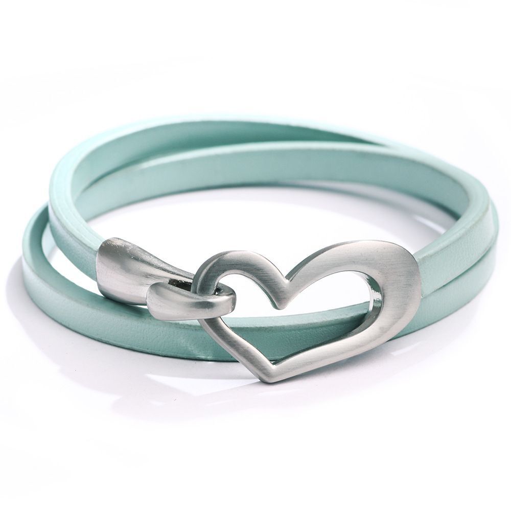Stylisches Damen Lederarmband mit Herzelement, perfektes Accessoire für den Alltag.