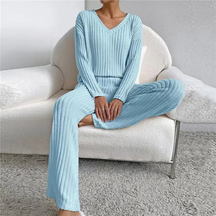 Damen Yara Loungewear Set: Gestreiftes Freizeit-Outfit mit V-Ausschnitt. Komfortabler Hausanzug für stilvolle Entspannung.