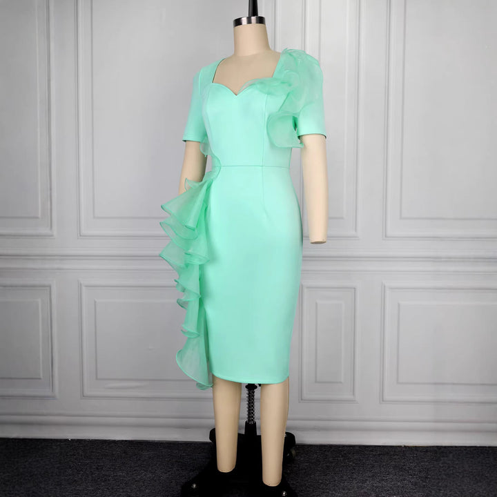 Elegantes hellgrünes Rüschenkleid für Damen, ideal als Abendkleid oder Partykleid für besondere Anlässe.