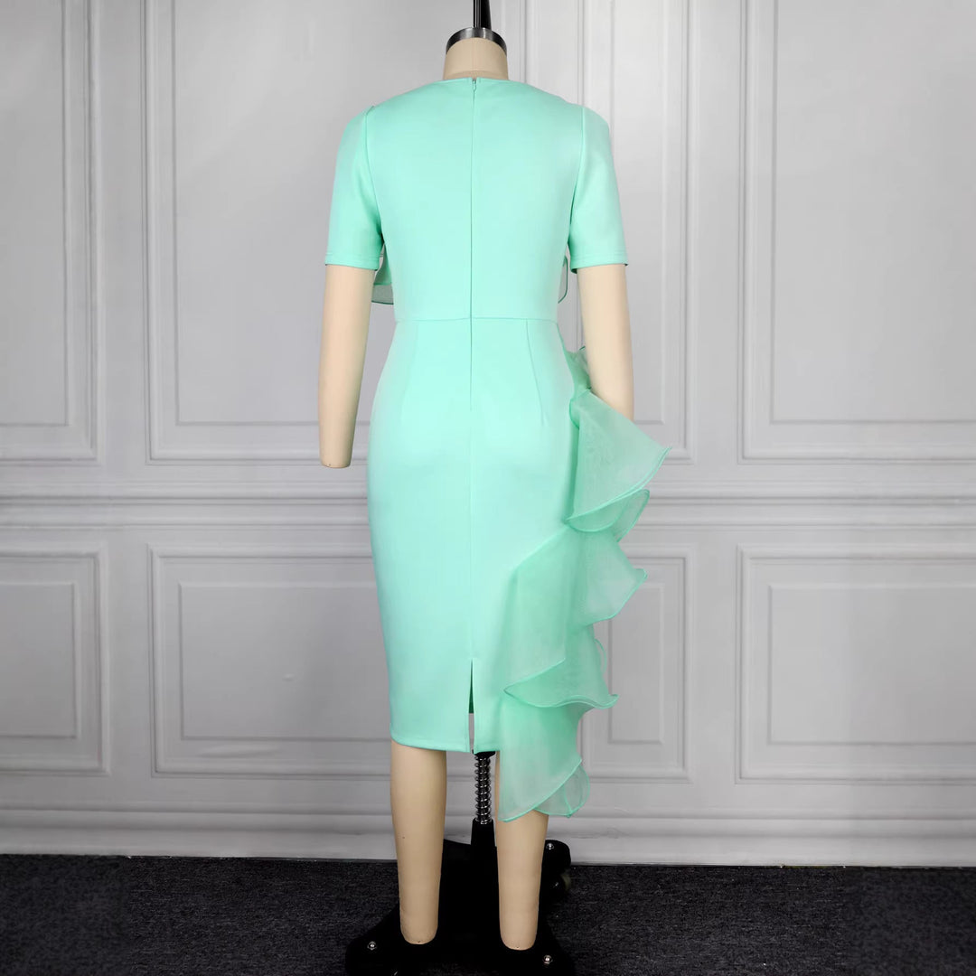 Figurbetontes Damen Partykleid in Hellgrün mit schicken Rüschen, ideal für einen eleganten Auftritt.