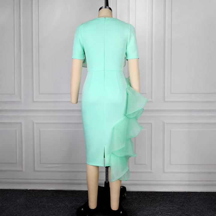 Figurbetontes Damen Partykleid in Hellgrün mit schicken Rüschen, ideal für einen eleganten Auftritt.