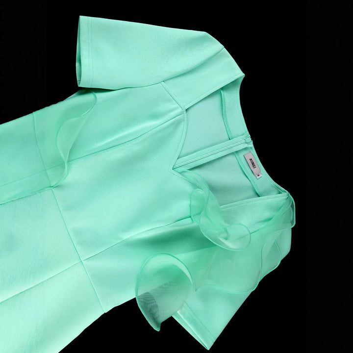 Festliches hellgrünes Damen Cocktailkleid mit eleganten Rüschen und figurbetontem Schnitt für Partys.