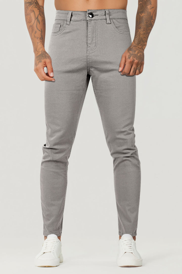 Klassische hellgraue Slim Fit Herren Jeans. Vielseitige, schmale Jeans für Alltag und stilvolle Outfits.