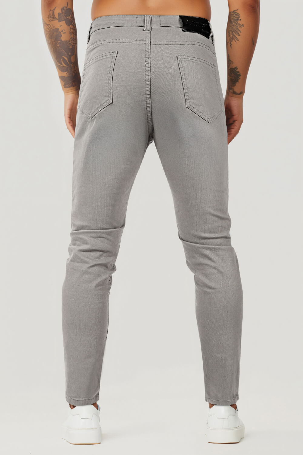Vielseitige hellgraue Herren Jeans im Slim Fit. Zeitloser Look, schmal geschnitten für moderne Outfits.