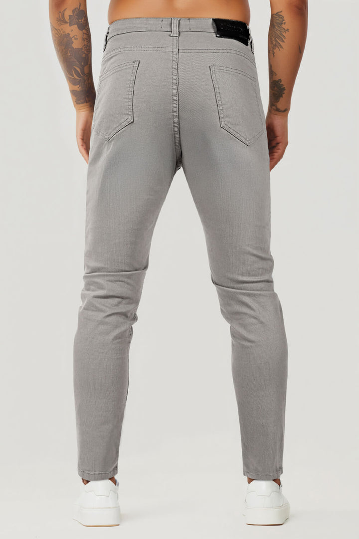 Vielseitige hellgraue Herren Jeans im Slim Fit. Zeitloser Look, schmal geschnitten für moderne Outfits.