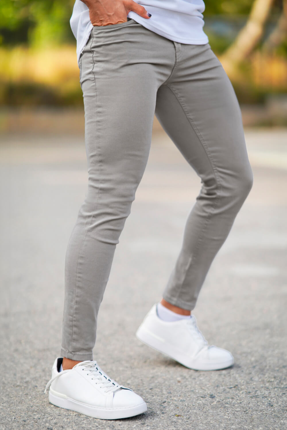 Stylische hellgraue Slim Fit Herren Jeans. Schmaler Schnitt, komfortabel und ideal für den Alltag.