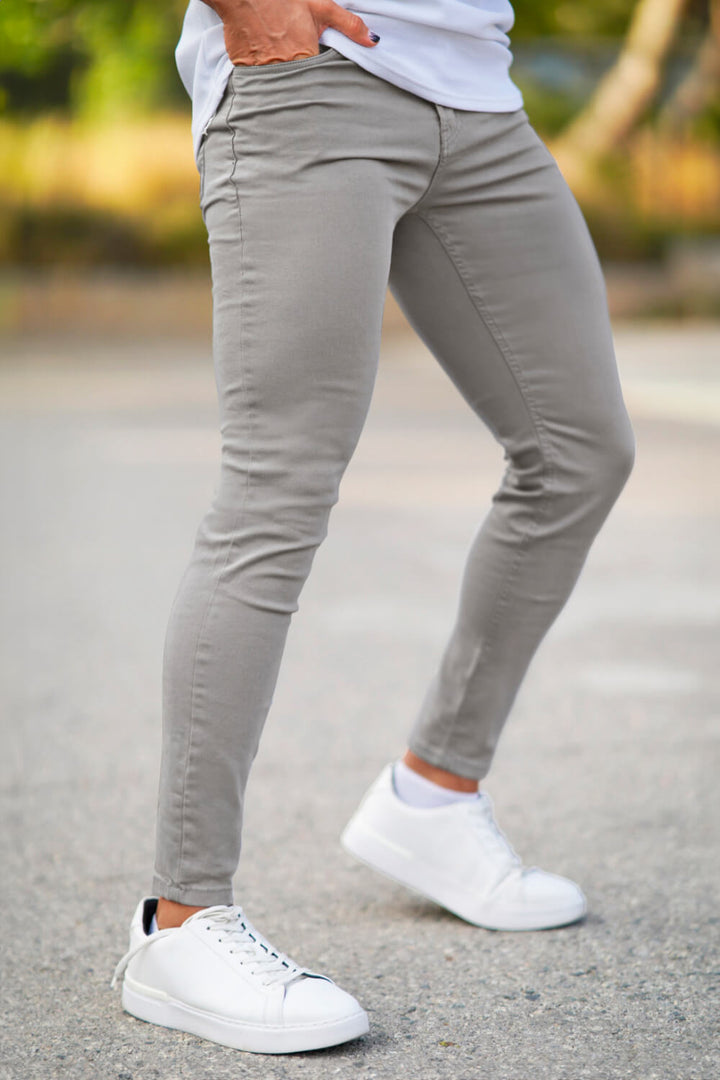 Stylische hellgraue Slim Fit Herren Jeans. Schmaler Schnitt, komfortabel und ideal für den Alltag.