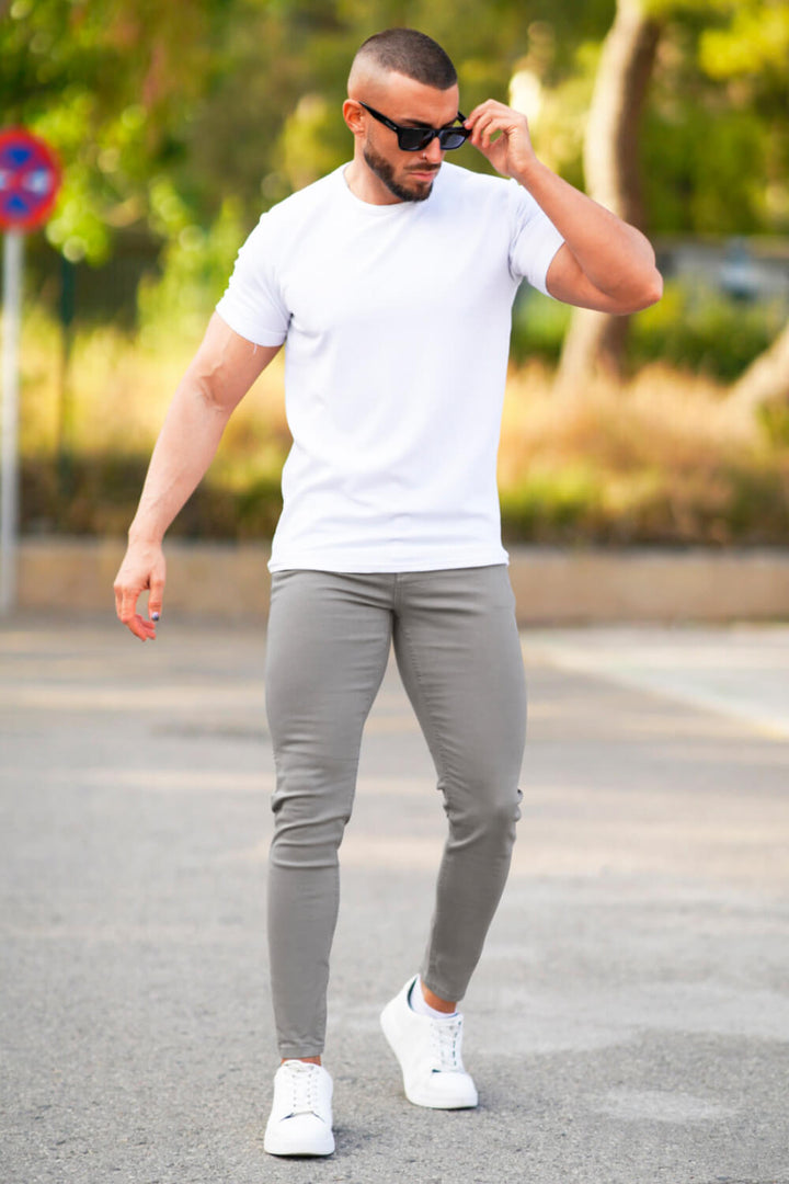 Moderne Slim Fit Herren Jeans in Hellgrau. Schmal geschnittene Komfort-Jeans für vielseitigen Freizeit-Stil.