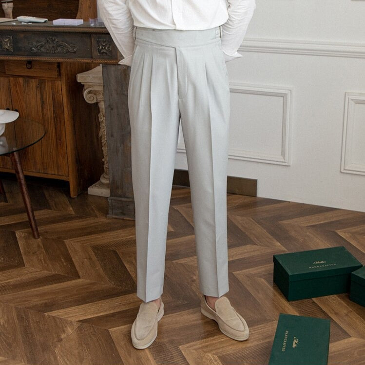 Vielseitige Herrenhose mit Gürtelschnalle, für stilvolle und bequeme Auftritte.