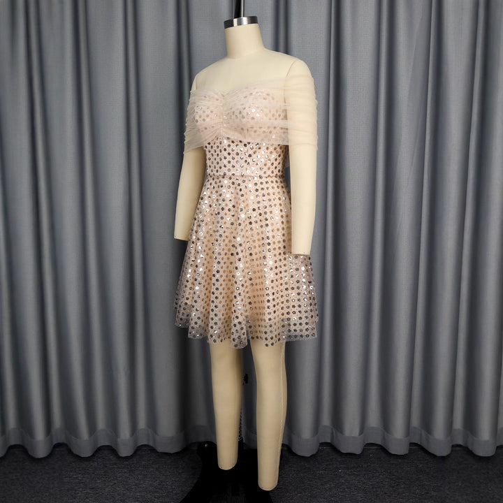 Glamouröses schulterfreies Cocktailkleid mit Pailletten und Tüll-Overlay in Hellrosa. Perfekt für Partys & Abende.