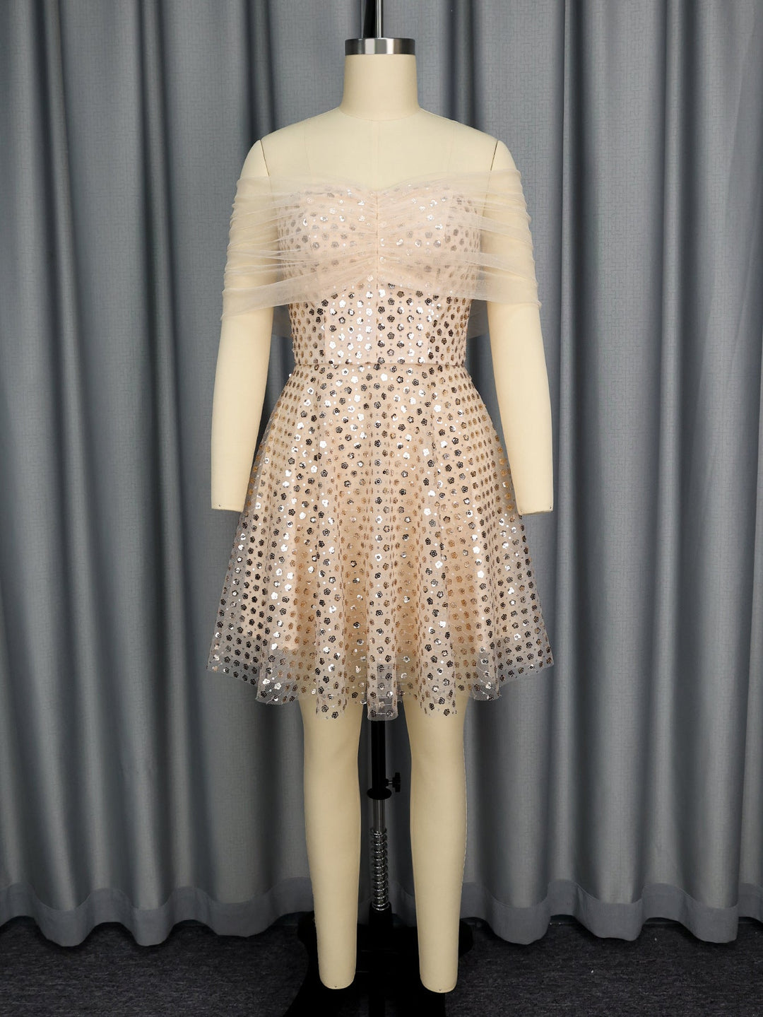 Festliches Pailletten-Tüllkleid für Damen, schulterfrei und glamourös. Ein elegantes Abendkleid für unvergessliche Momente.