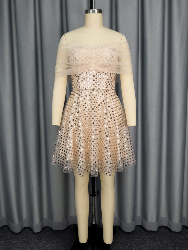 Festliches Pailletten-Tüllkleid für Damen, schulterfrei und glamourös. Ein elegantes Abendkleid für unvergessliche Momente.