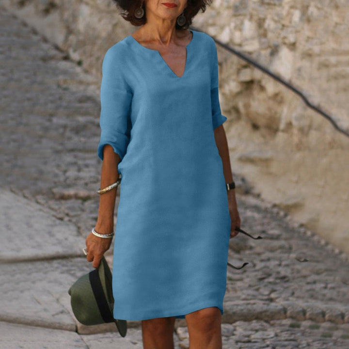 Stilvolles Damenkleid für den Herbst, fließender Stoff, elegantes Design, perfekt für jede Gelegenheit.