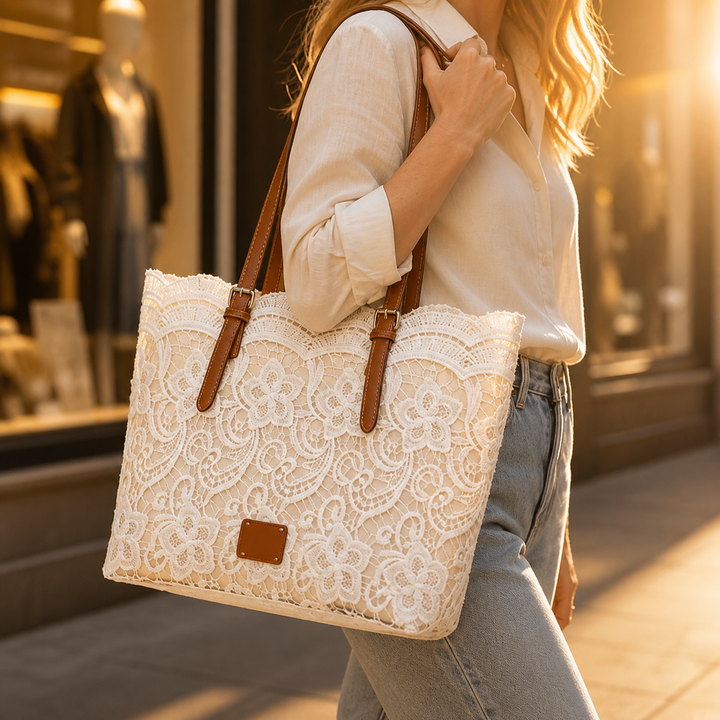 Elegante Damen Handtasche cremeweiß mit zartem Blumenmuster und Spitze, perfekt für Boho-Looks.