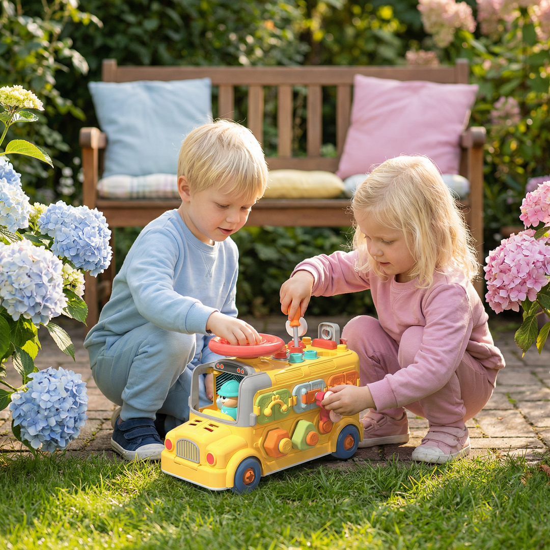 Detailaufnahme des Montessori Schraubbusses, fördert Feinmotorik & Problemlösung bei Kleinkindern.