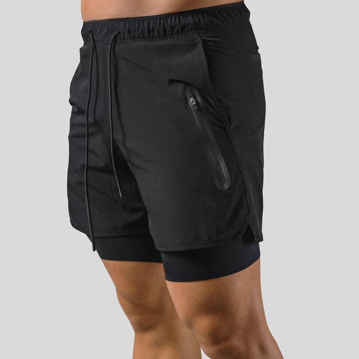 Herren 2-in-1-Sporthose Mauro auf einem neutralen Hintergrund, bereit für den Verkauf.