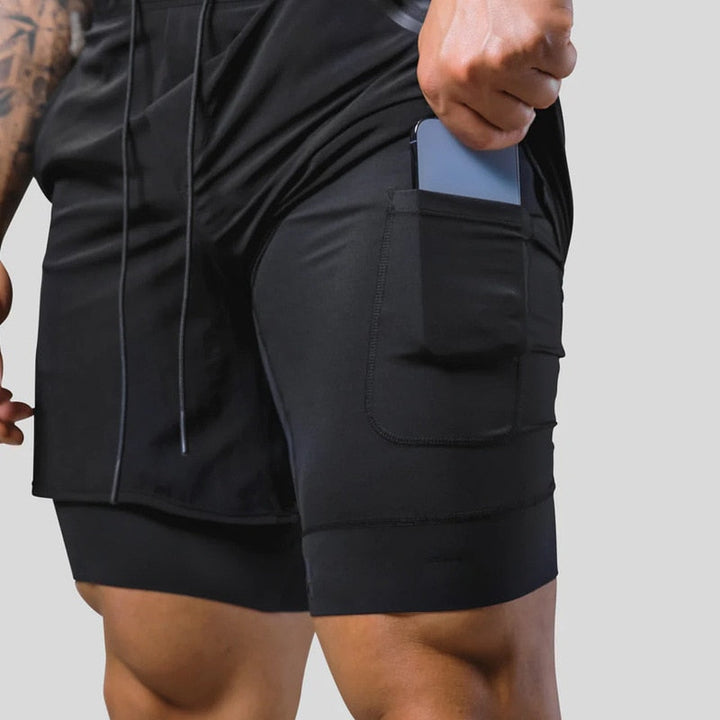 Sportler trägt Herren 2-in-1-Sporthose Mauro beim Laufen im Freien.