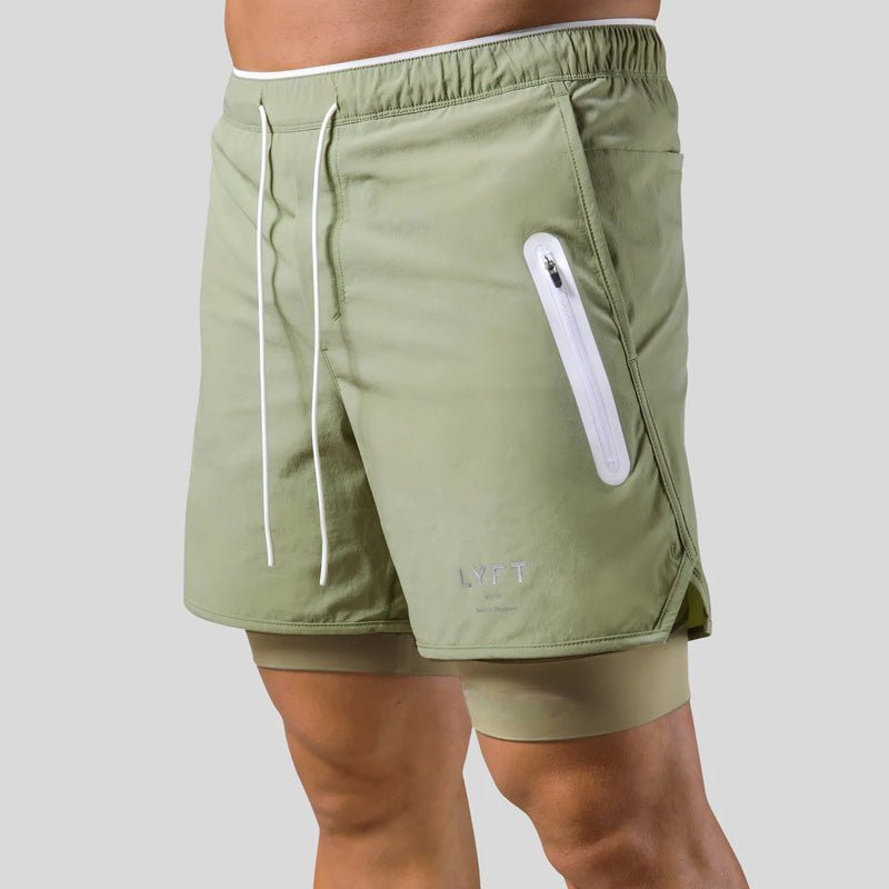 Detailansicht der Herren 2-in-1 Trainingsshorts. Taschen, elastischer Bund & Kompressionsinnenshorts.