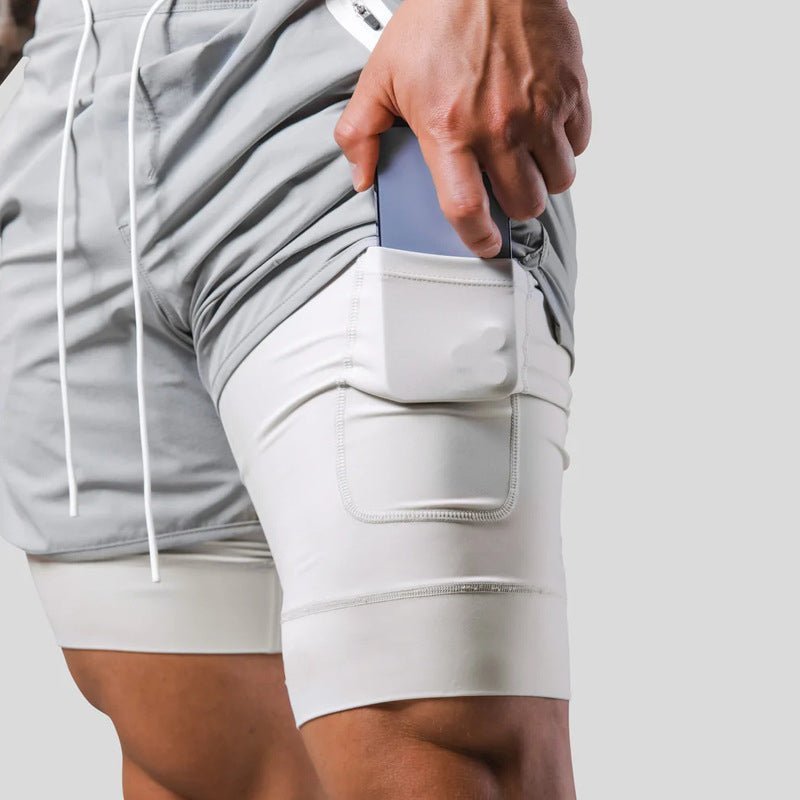 Vielseitige 2-in-1 Herren Trainingsshorts mit integrierter Kompressionshose. Ideal für Workout & Lauf.