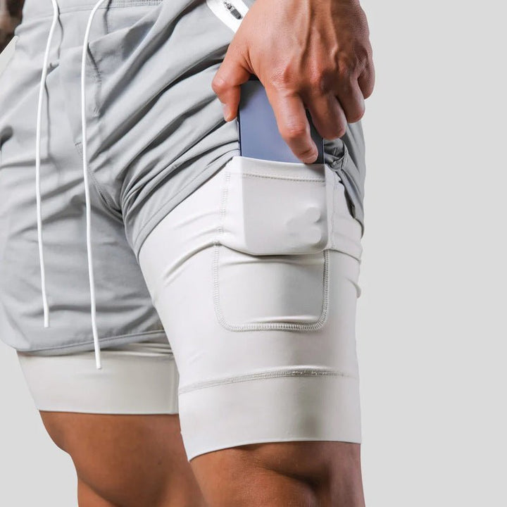 Vielseitige 2-in-1 Herren Trainingsshorts mit integrierter Kompressionshose. Ideal für Workout & Lauf.