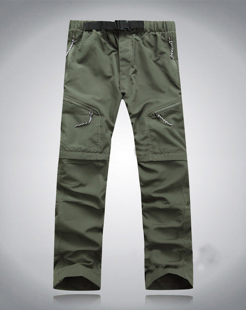 Aktiver Mann in 2-in-1 Wanderhose beim Trekking, zeigt Flexibilität & Komfort.