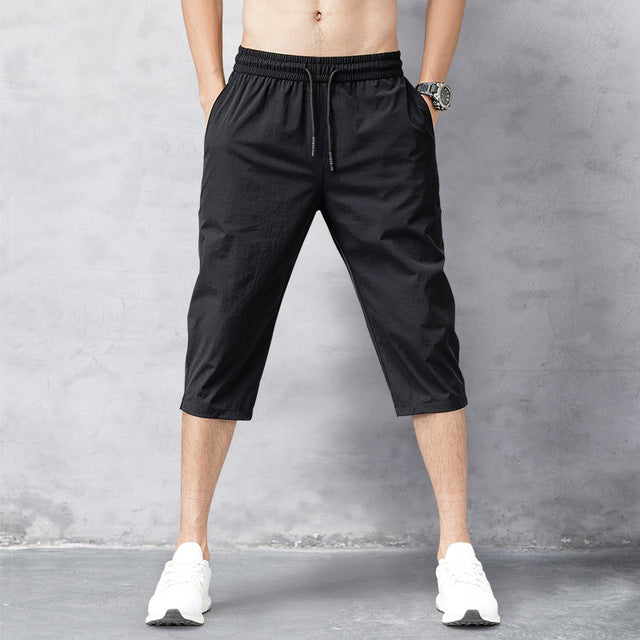 Herren 3/4 Outdoorhose, schnelltrocknend und atmungsaktiv, ideal für Wandern und Sport in Schwarz.