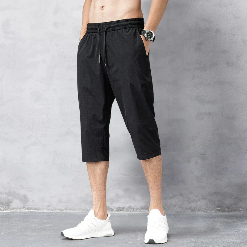 Bequeme Herren 3/4 Wanderhose in Weiß, schnelltrocknend und atmungsaktiv für Komfort bei Outdoor-Aktivitäten.