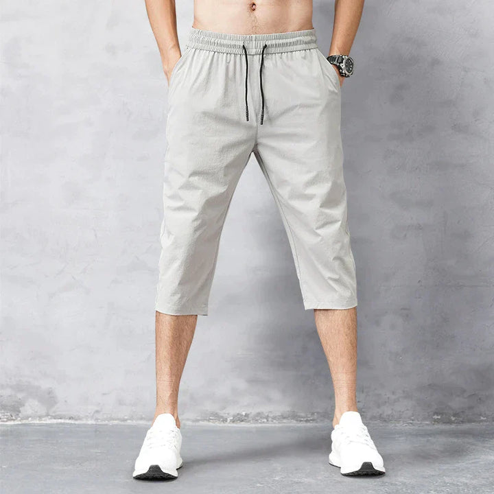 Schnelltrocknende, atmungsaktive Herren 3/4 Outdoorhose in Schwarz, perfekt für aktive Männer beim Sport.