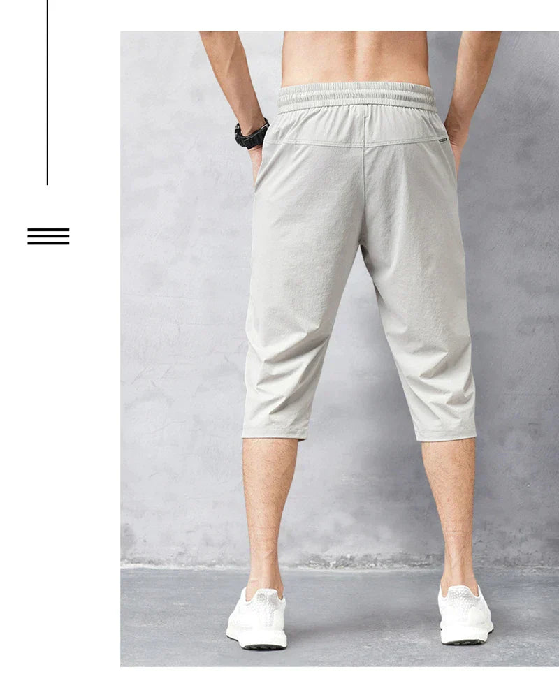 Komfortable weiße Herren 3/4 Aktivhose, schnelltrocknend und atmungsaktiv, ideal für Sport und Outdoor.