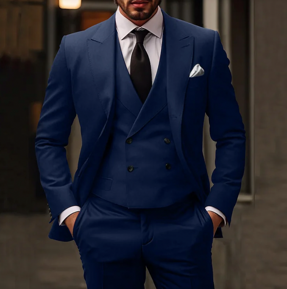 Detaillierte Ansicht des stilvollen Herren Anzugsets mit Sakko, Weste und Hose. Ideal für Business & Hochzeiten.