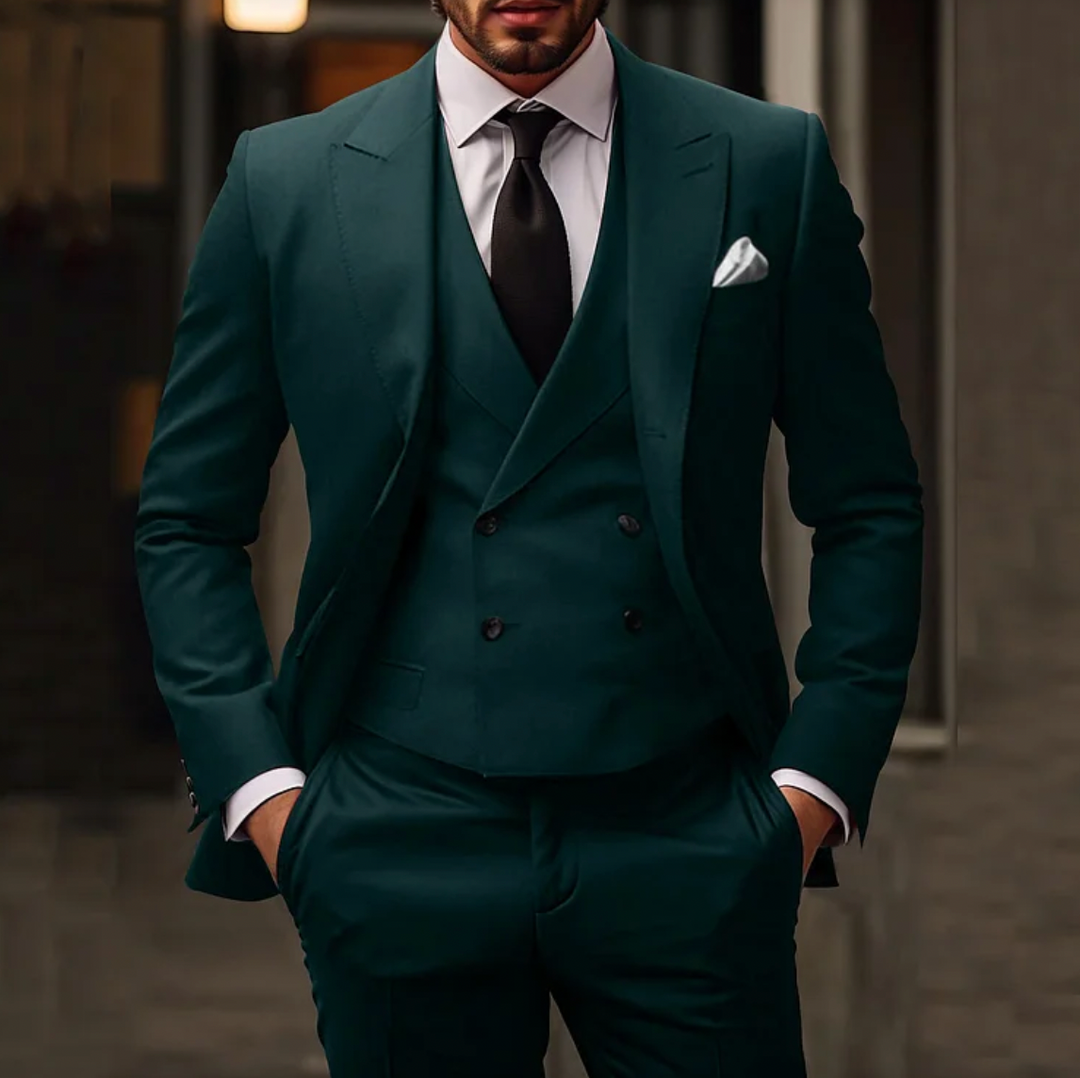 Komplettes Herren Anzugset mit passendem Sakko, klassischer Weste und eleganter Hose. Formelle Businesskleidung.