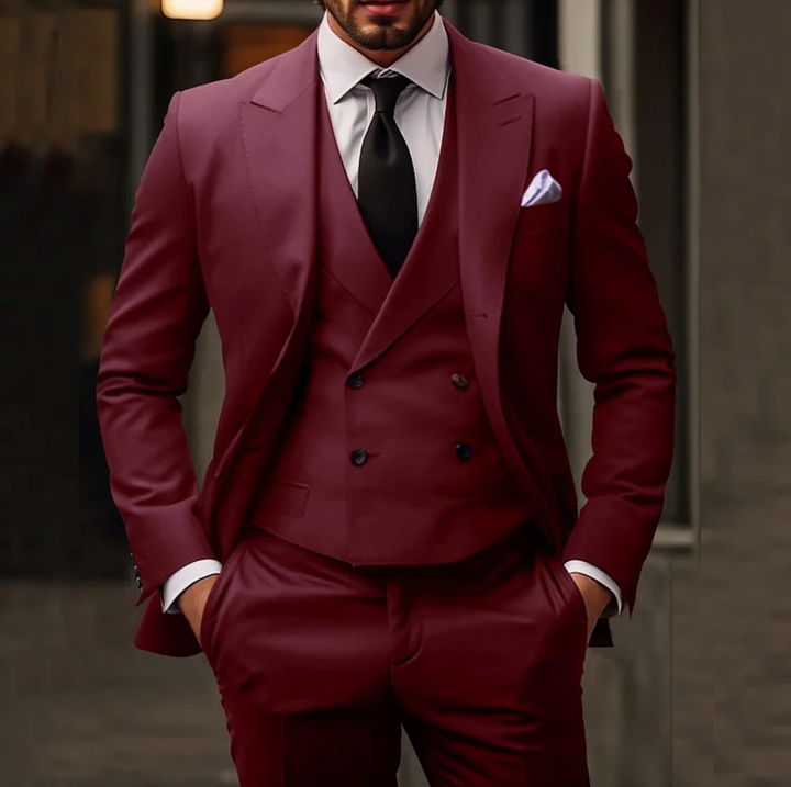 Mann trägt stilvollen dreiteiligen Herrenanzug für besondere Anlässe, Abendmode oder professionelles Business-Outfit.