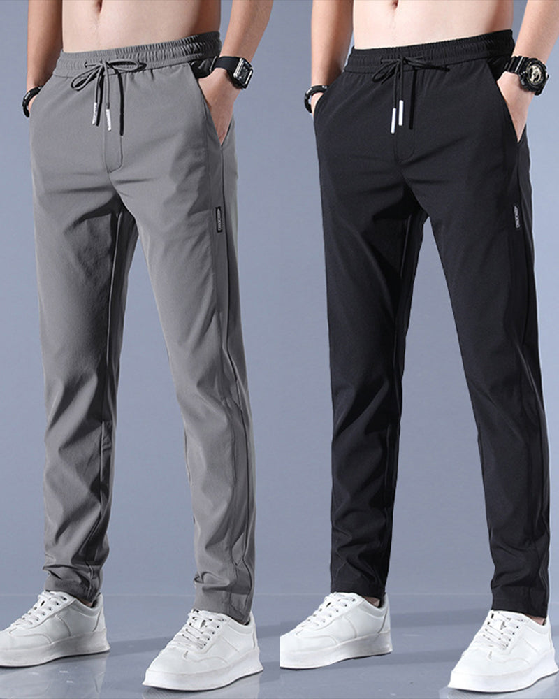 Mann spaziert in moderner AeroFlex Herrenhose. Schnelltrocknend, Stretch & super bequem für den ganzen Tag.