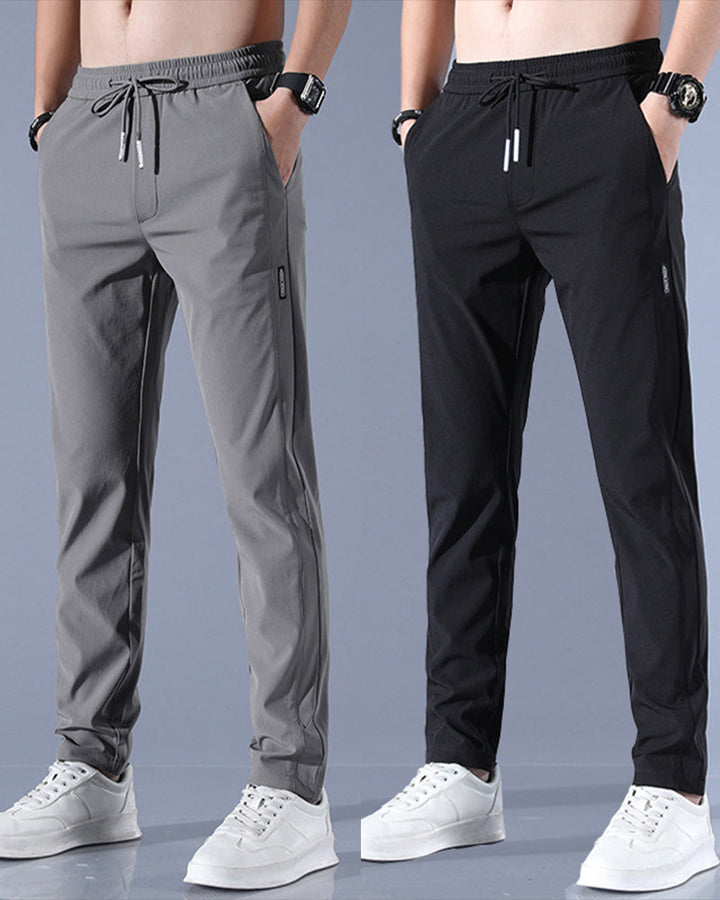 Mann spaziert in moderner AeroFlex Herrenhose. Schnelltrocknend, Stretch & super bequem für den ganzen Tag.