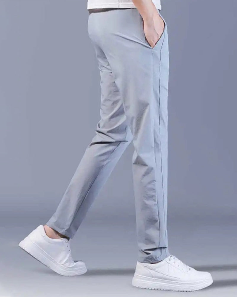 Mann in dynamischer Pose trägt AeroFlex Sporthose. Schnelltrocknend, Stretch, ideal für Activewear.