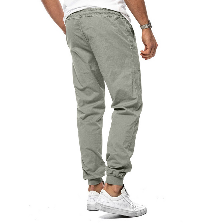 Moderne Herren-Freizeithose: bequem, flexibel, lässig. Stilvolle Herrenmode.
