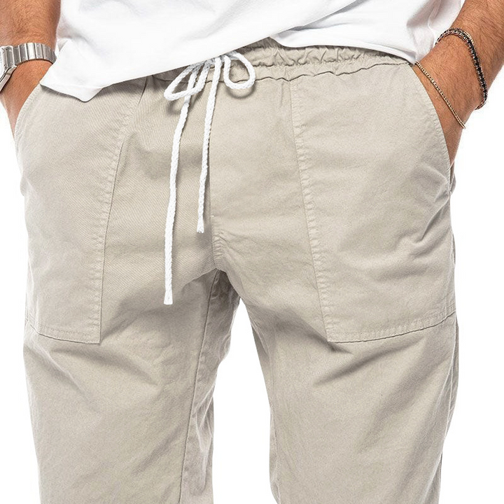 Moderne Herren-Alltagshose: bequem, dehnbar, pflegeleicht. Stilvolle Freizeithose.