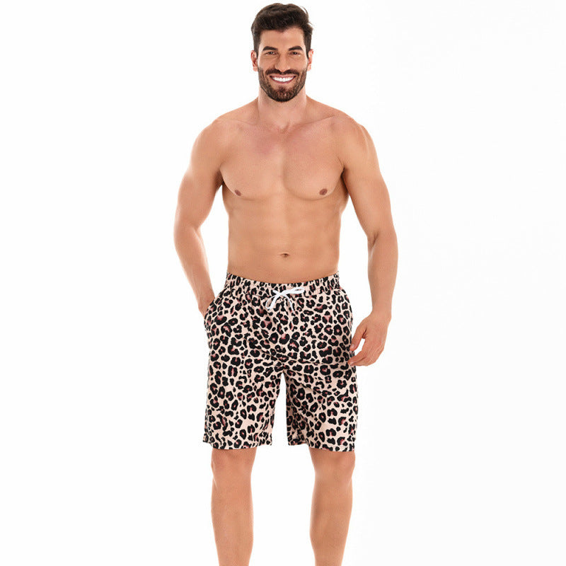 Herren Badeshorts im trendigen Leopardenmuster, ideal für Strand & Pool. Schnelltrocknend mit verstellbarem Bund.
