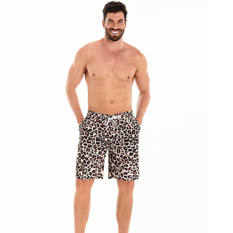 Modische Herren Badeshorts mit Leopardenmuster für Sommer, Strandurlaub & Freizeit. Bequemer, elastischer Bund.