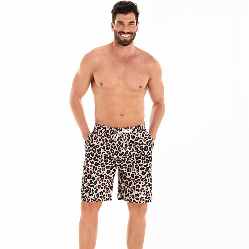 Stylische Herren Schwimmhose mit Leoparden-Print. Verstellbarer Bund und schnelltrocknendes Material für Komfort.