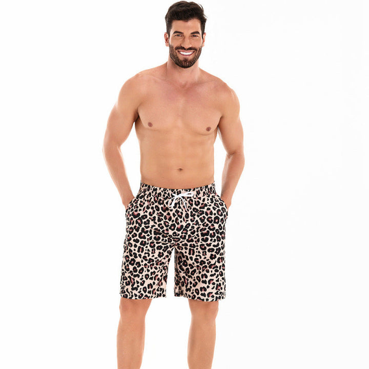 Stylische Herren Schwimmhose mit Leoparden-Print. Verstellbarer Bund und schnelltrocknendes Material für Komfort.