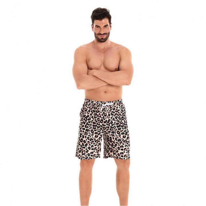 Moderne Bademode: Herren Shorts im auffälligen Leopardenmuster. Verstellbarer Bund, ideal für Pool & Meer.