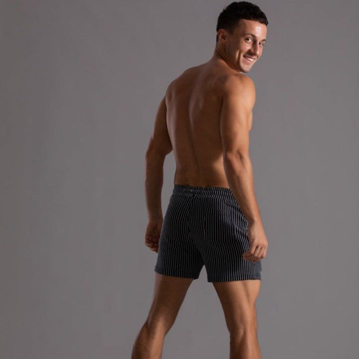 Komfortable Badeshorts für Herren, blau, kurz, schnelltrocknend, für Strand-Urlaub.