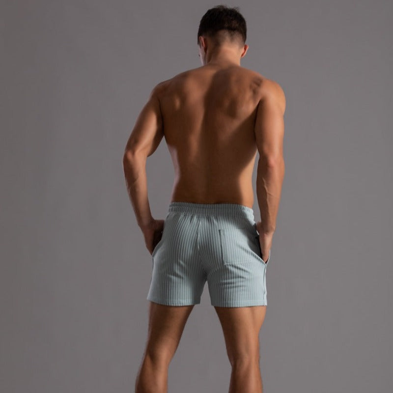 Herren Badeshorts am Pool, schnelltrocknend & komfortabel, ideal für entspannte Tage.